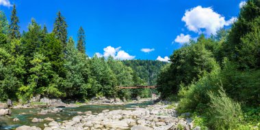 Dağ nehir Prut Yaremche içinde