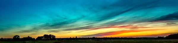 Beautiful sunrise over green field — Stock Photo, Image