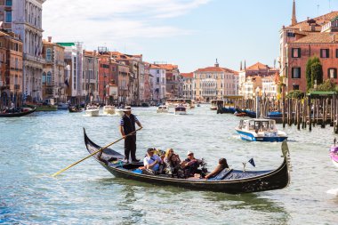 Gondol Venedik Canal Grande üzerinde