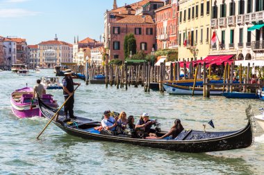 Gondol Venedik Canal Grande üzerinde