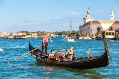 Gondol Venedik Canal Grande üzerinde