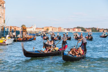 Gondol Venedik Canal Grande üzerinde
