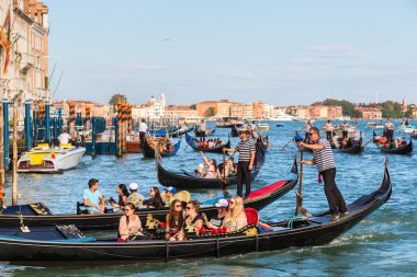 Gondol Venedik Canal Grande üzerinde