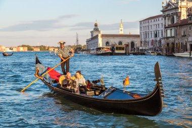 Gondol Venedik Canal Grande üzerinde