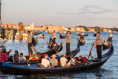 Gondol Venedik Canal Grande üzerinde
