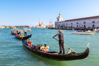 Gondol Venedik Canal Grande üzerinde