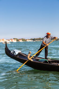 Gondol Venedik Canal Grande üzerinde