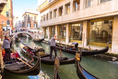 Gondol Venedik Canal Grande üzerinde