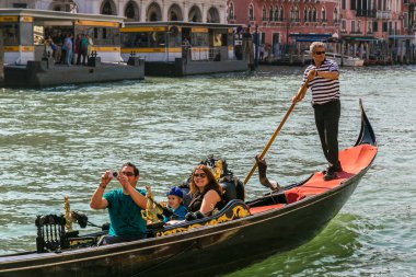 Gondol Venedik Canal Grande üzerinde