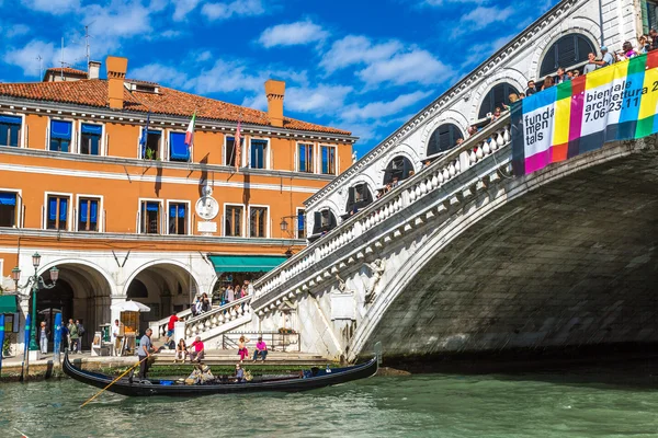 Gondola al ponte di Rialto a Venezia — Foto Stock