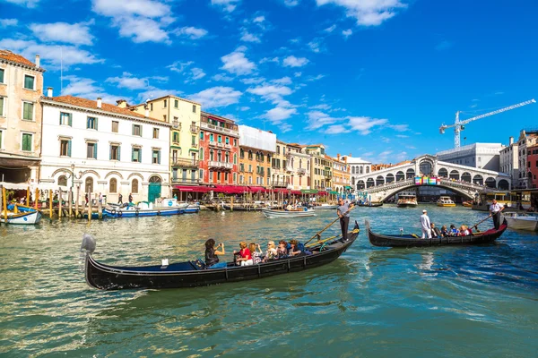 Gondolas at the Rialto bridge in Venice — Stock Photo, Image