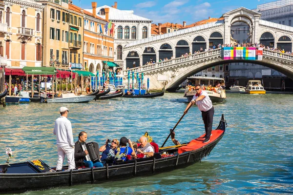 Гондола на мосту Риальто в Венеции — стоковое фото