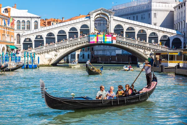 Góndola en el puente de Rialto en Venecia —  Fotos de Stock
