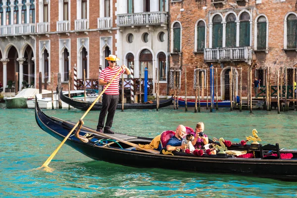 Gondola na Canal Grande v Benátkách — Stock fotografie