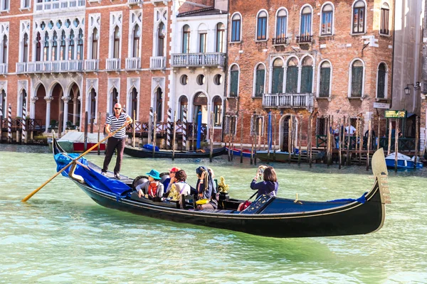 Gondola on Canal Grande in Venice — Stock Photo, Image