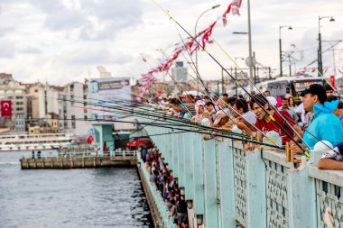 galata Köprüsü'nde balıkçılar