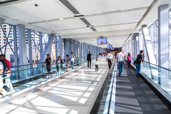 Automatisk trappor i Dubai metro — Stockfoto