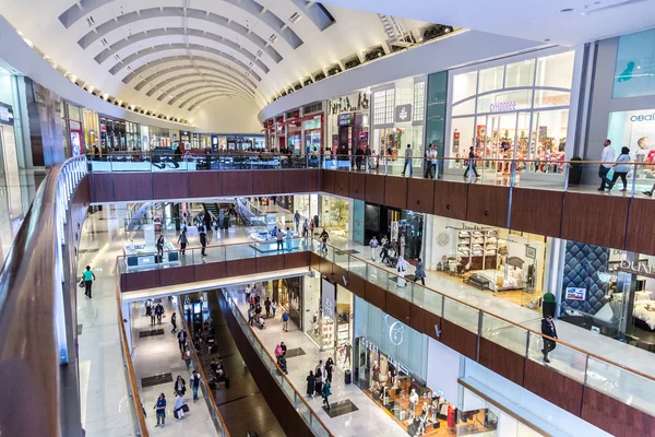 Compradores em Dubai Mall, UAE — Fotografia de Stock