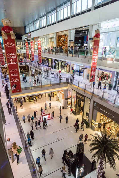 Shoppare i Dubai Mall, Förenade Arabemiraten — Stockfoto