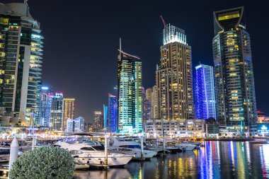 Gece Dubai Marina 'sı