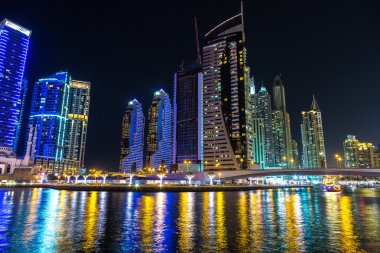 Gece Dubai Marina 'sı
