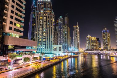 Gece Dubai Marina 'sı