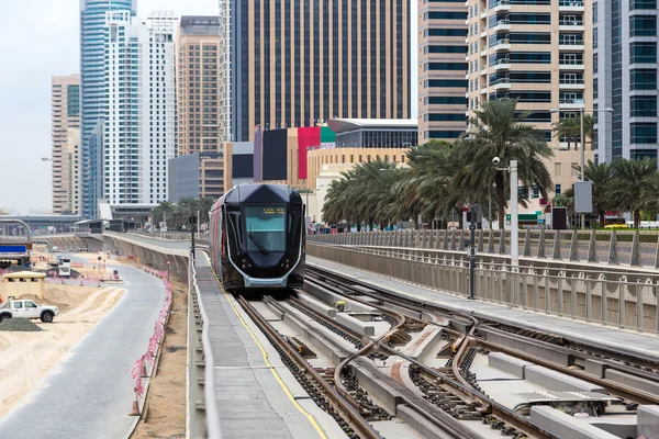 Nová moderní tramvaj v Dubaji, Spojené arabské emiráty — Stock fotografie