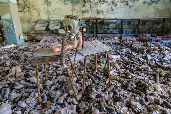 Gruselige Puppe in Pripyat, Tschernobyl — Stockfoto