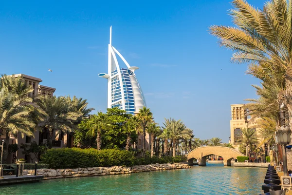 Burj al arab und madinat jumeirah — Stockfoto