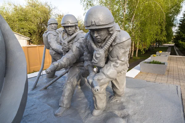 Памятник погибшим пожарным в Чернобыле — стоковое фото