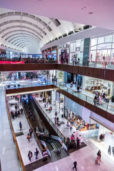 Shoppers in Dubai Mall, Verenigde Arabische Emiraten — Stockfoto