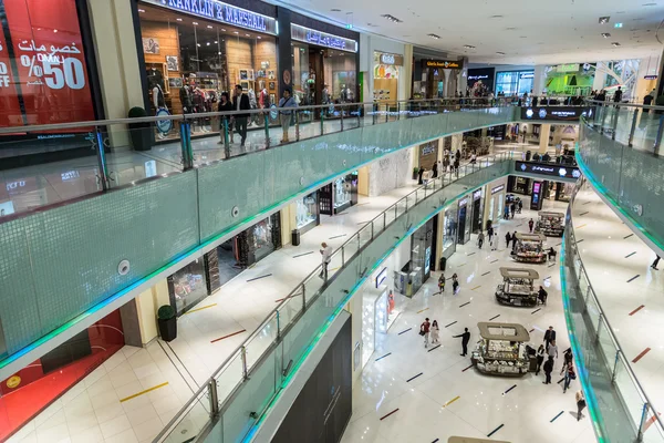 Shoppare i Dubai Mall, Förenade Arabemiraten — Stockfoto