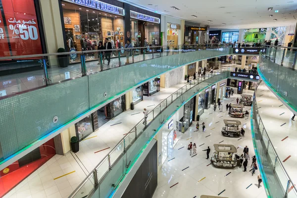 Shoppers in Dubai Mall, UAE — Stock Photo, Image