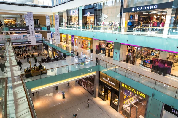 Compradores em Dubai Mall, UAE — Fotografia de Stock