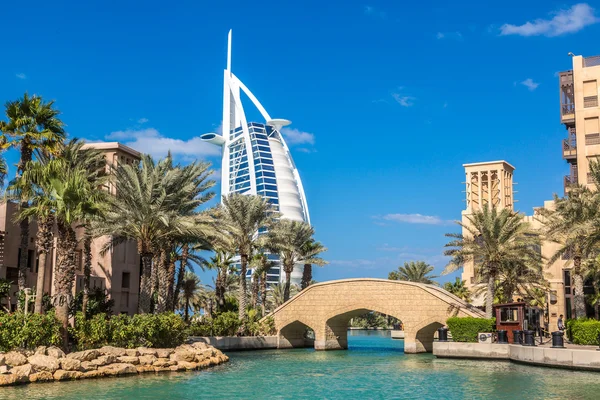 Burj al arab und madinat jumeirah — Stockfoto