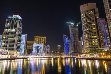 Dubai Yat Limanı bir yaz gece,