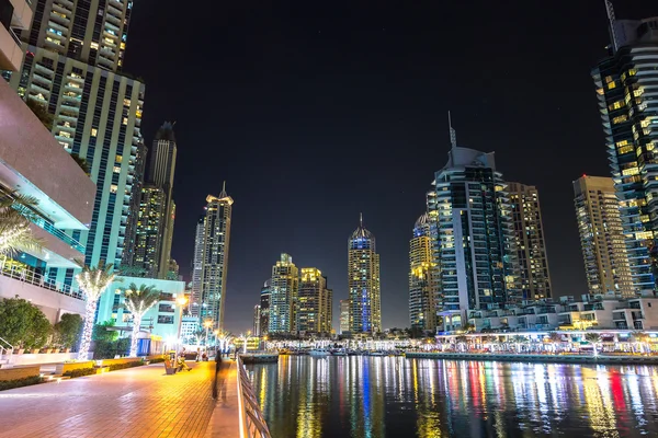 Dubai marina in una notte d'estate , — Foto Stock