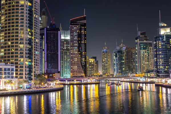 Dubai Yat Limanı bir yaz gece,