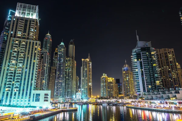 Dubai marina in een zomeravond, — Stockfoto