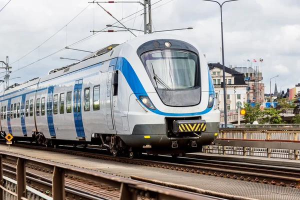 Trem moderno na Suécia — Fotografia de Stock