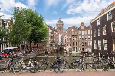 Bir köprü Amsterdam'da Bisiklet