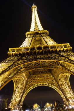 Paris 'te gün batımında Eyfel Kulesi