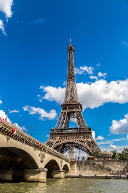 Paris'te Seine ve Eyfel Kulesi