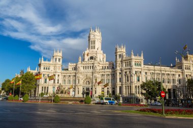 Cibeles Sarayı ve Cibeles çeşme 