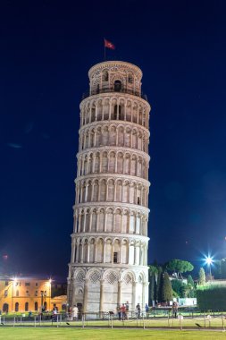 Pisa Kulesi yaslanmış