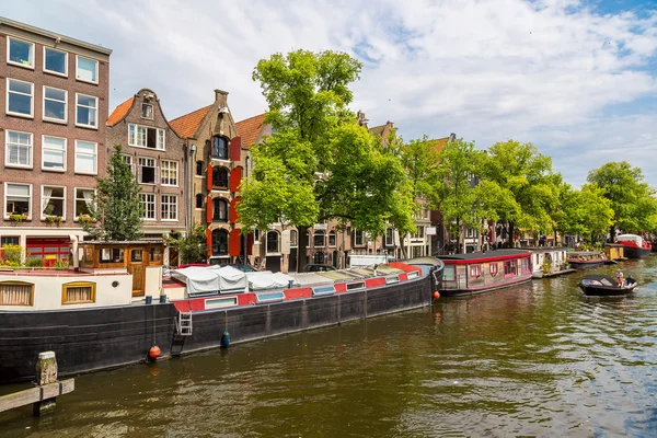 Kanalen och bron i amsterdam — Stockfoto