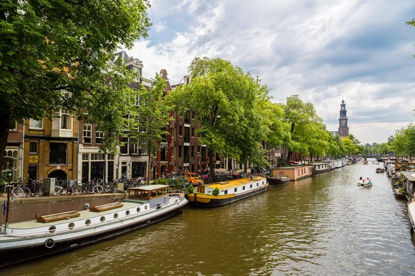 Kanaal en brug in amsterdam — Stockfoto