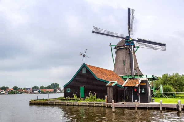 Zaanse Schans'a Rüzgar değirmenleri — Stok fotoğraf