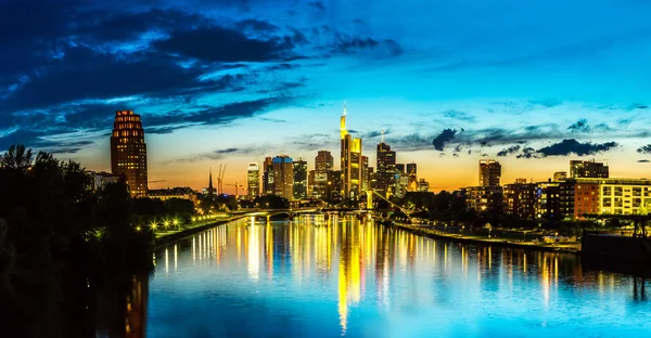 Frankfurt nad Menem o zachodzie słońca — Zdjęcie stockowe