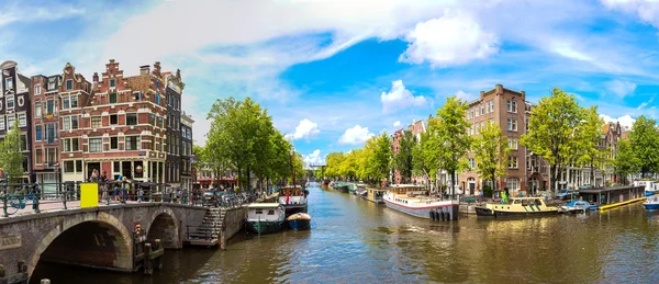 Kanaal en brug in amsterdam — Stockfoto